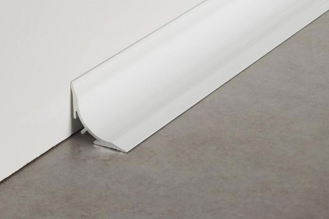 PVC-Hohlkehlprofil weiß als Wand-Boden-Anschluss auf fertigem Belag
