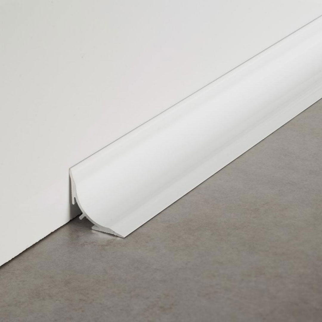 PVC-Hohlkehlprofil weiß als Wand-Boden-Anschluss auf fertigem Belag