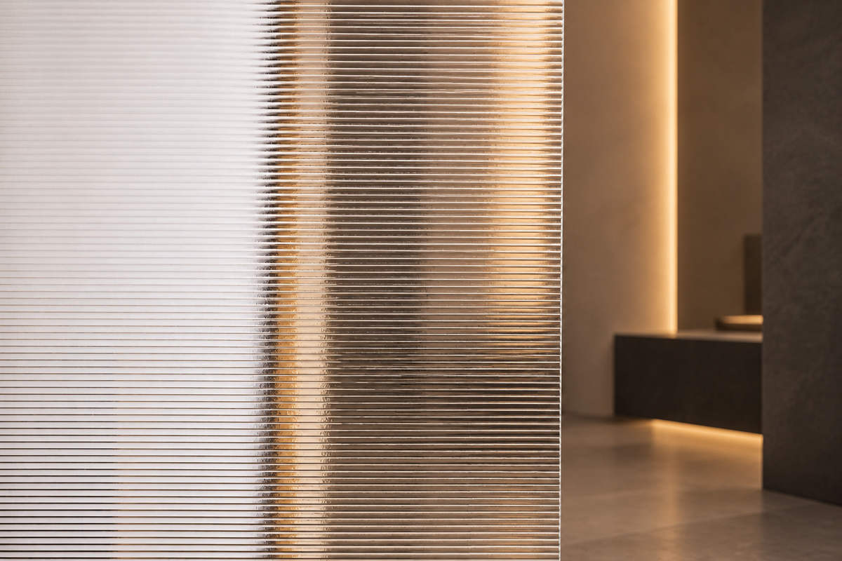 Beispielbild: Riffelglas mit waagerechten Rillen vor modernem Spa-Interieur