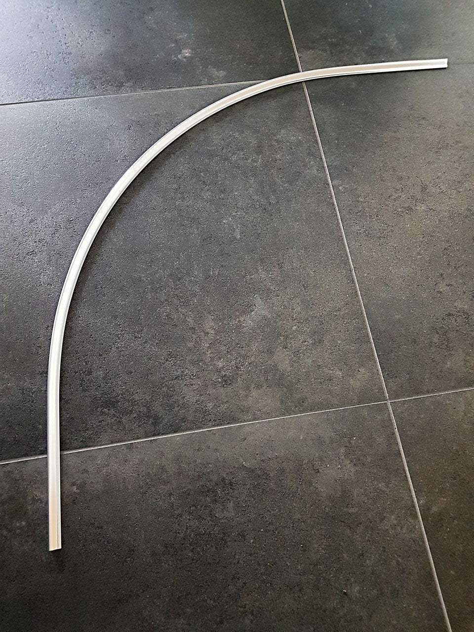 Schwallprofil Aluminium gebogen – 15 × 8 mm, Radius 500/550 mm, 2 Farben, Art.Nr. 8881/8882