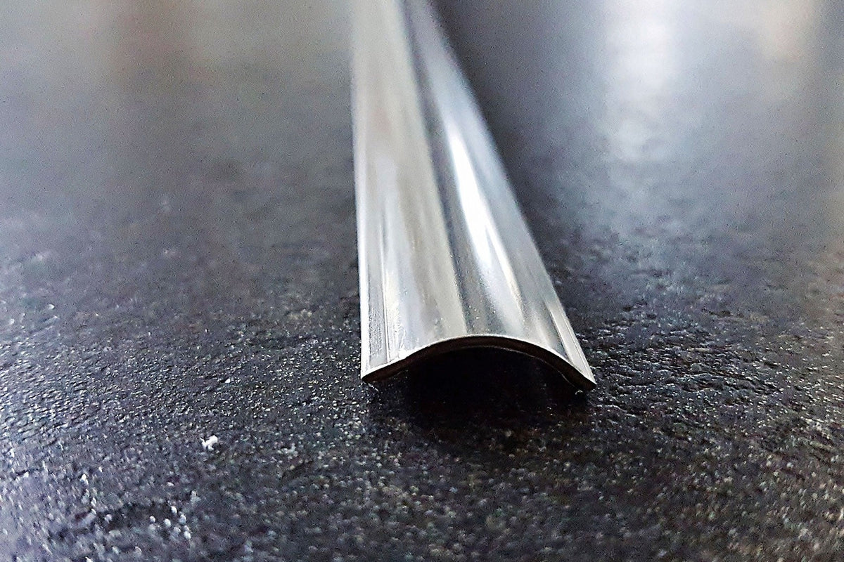 Flaches Schwallprofil aus Edelstahl 3D-poliert, 15 x 5 mm, Art.Nr. ILE3D, Ansicht auf die Stirnseite
