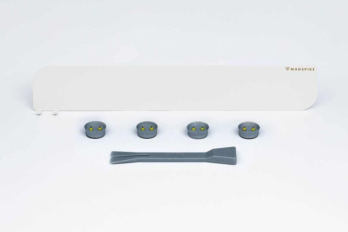 Trägerplatte L mit Haken in Creme-Weiß, vier Magnetclips und Lösegabel